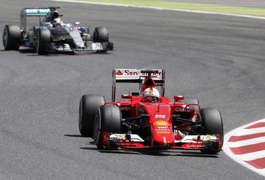 Vettel davanti a Hamilton. Reuters